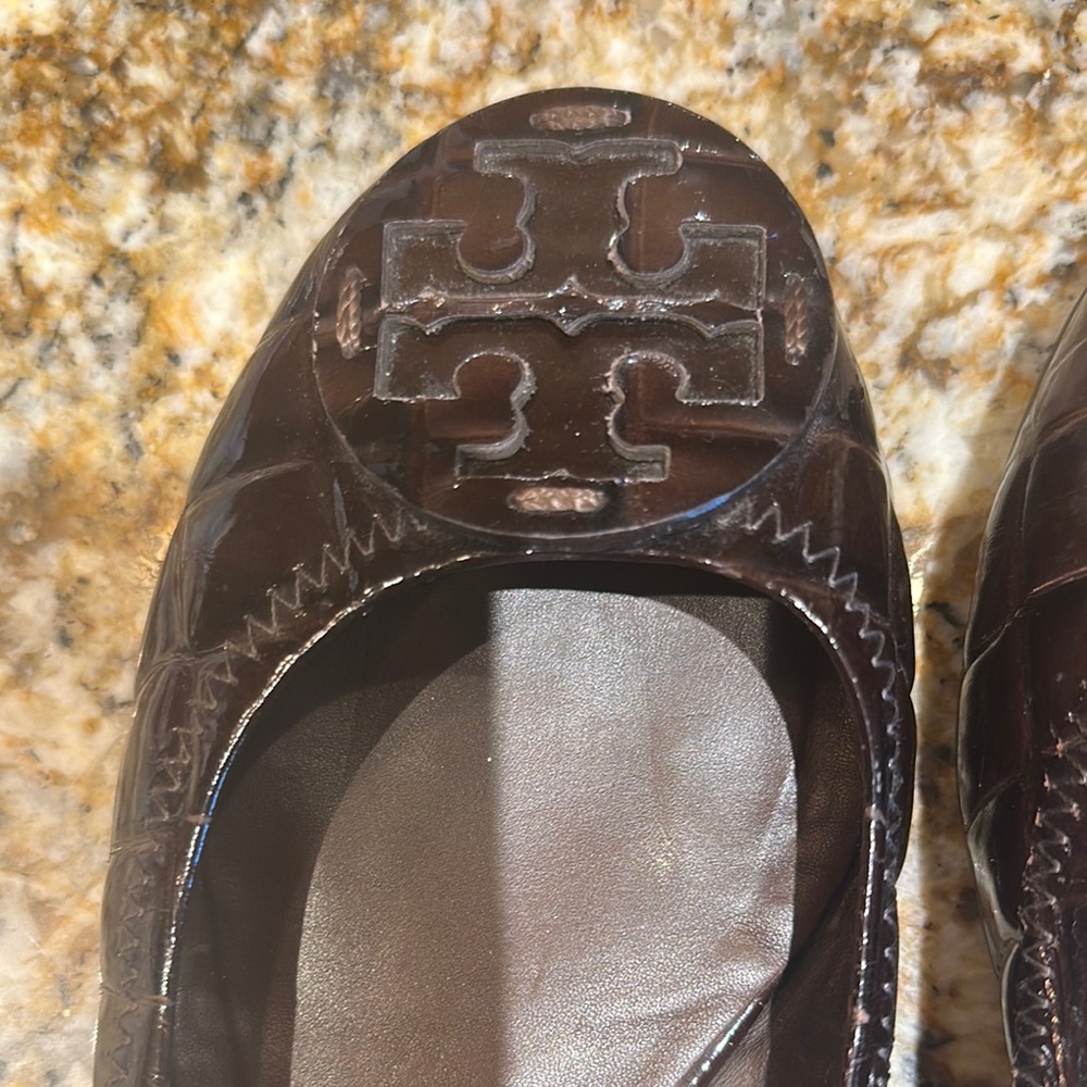 Tory Burch Brown Leather Flats with Classic Detailing - Picture 3 of 10